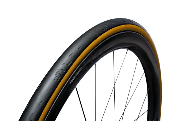 SESTanTire29_ThreeQuarter_1-1.webp