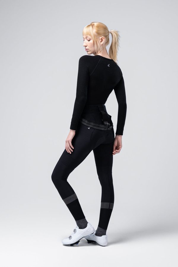 long-sleeve-baselayer-winter-merino-women-coal-timeless-02.jpg