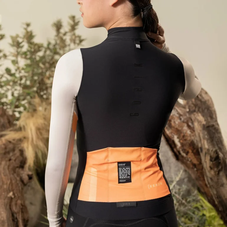 Maillot-pacer_blend-mujer-blazing_bone-cold-2023-gobik-3-1.webp