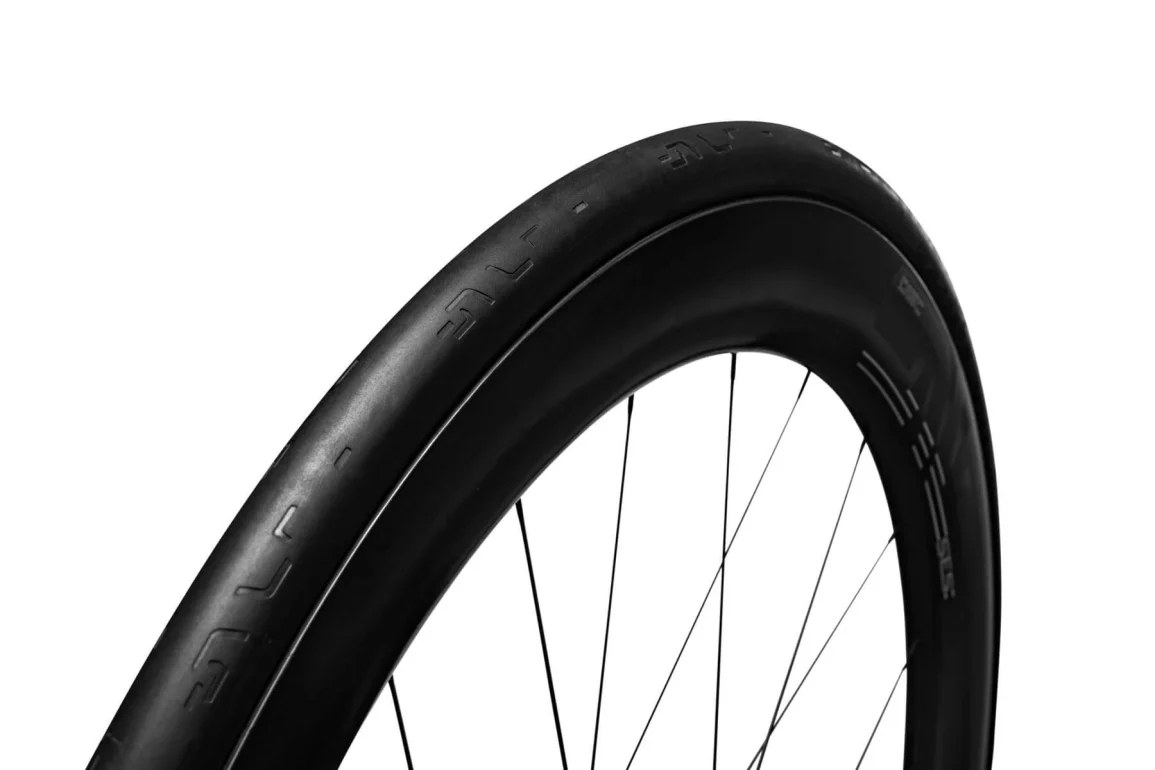 SESBlackTire25_ThreeQuarter_1.webp