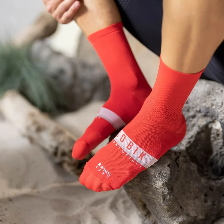 calcetines-lightweight-unisex-savage_red-timeless_series-rojo-gobik-3-1.webp