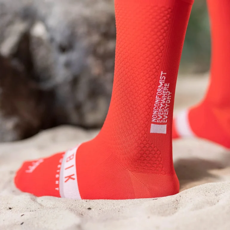 calcetines-lightweight-unisex-savage_red-timeless_series-rojo-gobik-4-1.webp