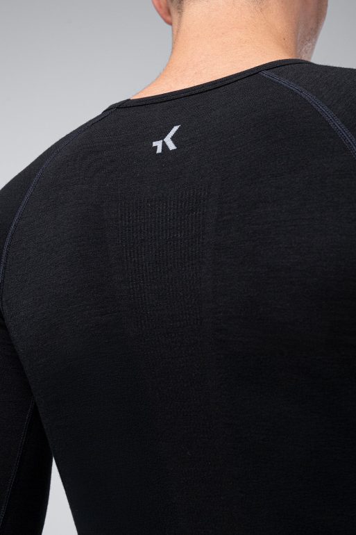 long-sleeve-baselayer-winter-merino-men-coal-timeless-07.jpg