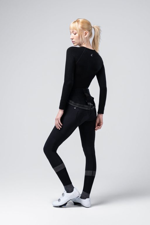 long-sleeve-baselayer-winter-merino-women-coal-timeless-02.jpg
