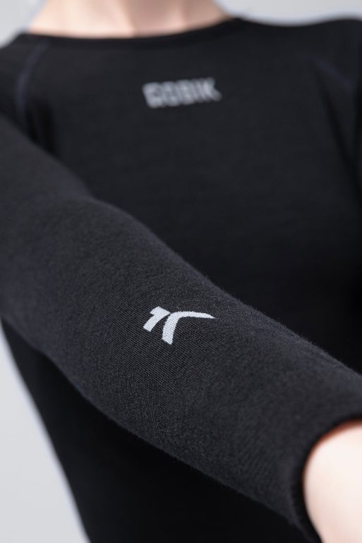 long-sleeve-baselayer-winter-merino-women-coal-timeless-04.jpg