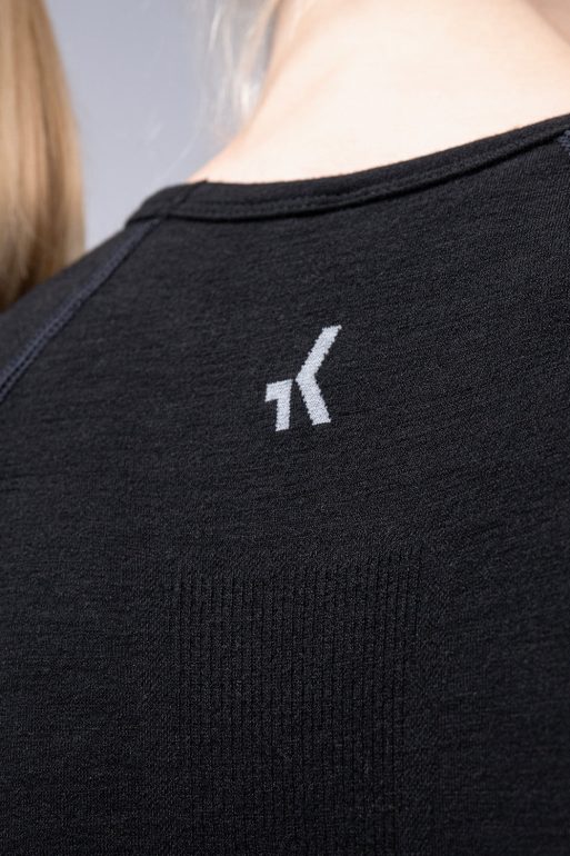 long-sleeve-baselayer-winter-merino-women-coal-timeless-07.jpg