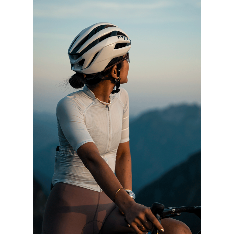 met-trenta-3k-carbon-mips-2-road-cycling-helmet-WH1-worn.png