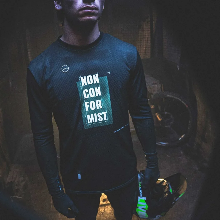 shirt_man_freeride_terrian_hardwoods_gobik_warm_series22_3-1.webp