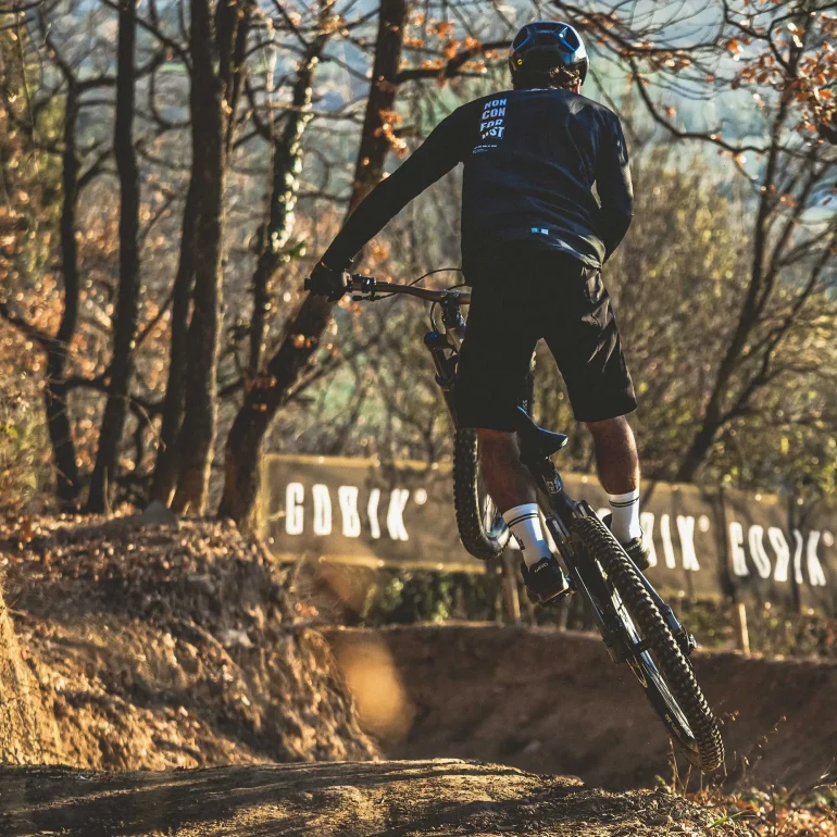 shirt_man_freeride_terrian_hardwoods_gobik_warm_series22_4-1.webp