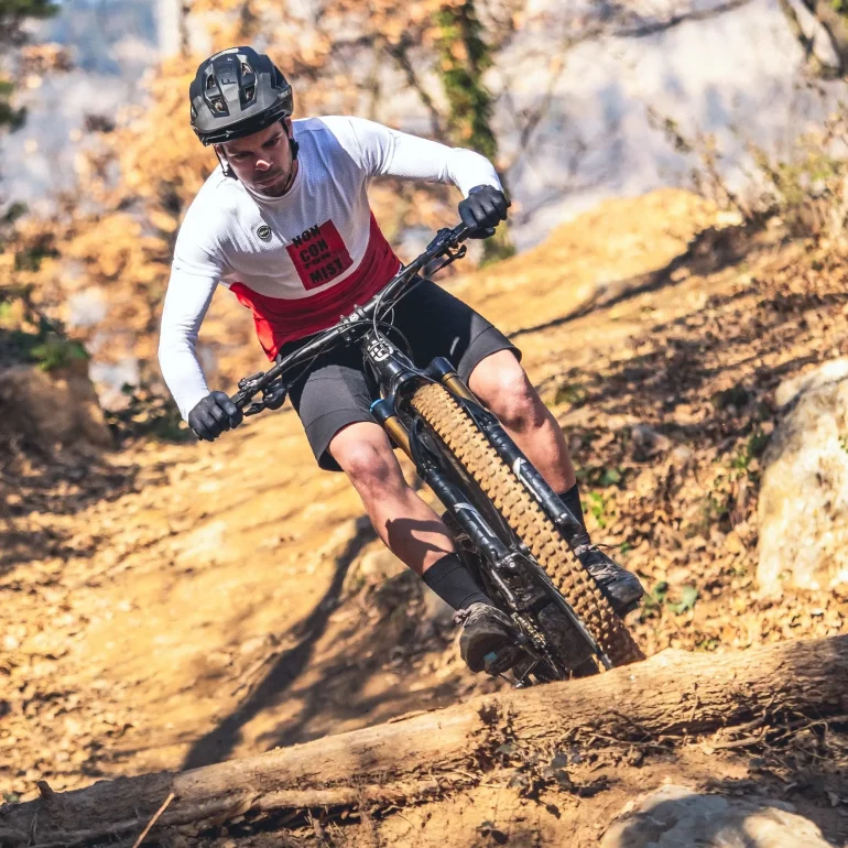shirt_man_freeride_terrian_whistler_gobik_warm_series22_3-1.webp
