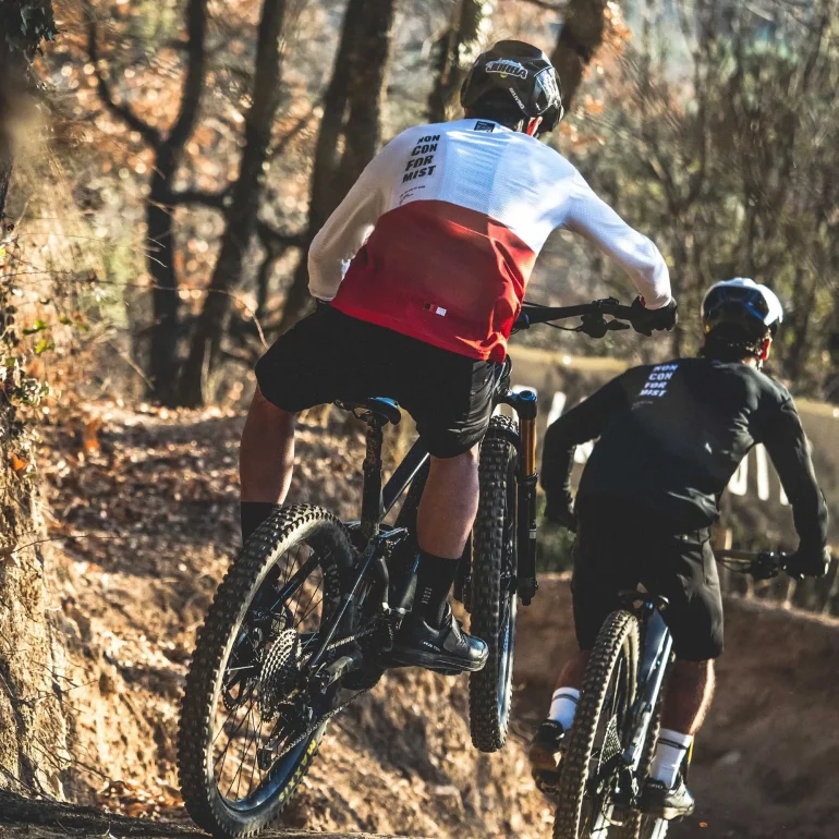 shirt_man_freeride_terrian_whistler_gobik_warm_series22_4-1.webp