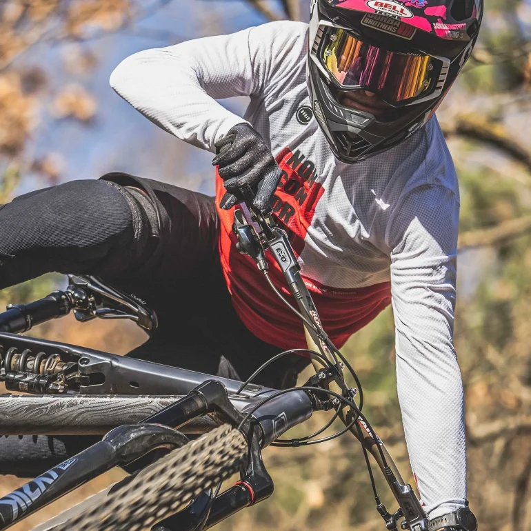 shirt_man_freeride_terrian_whistler_gobik_warm_series22_5-1.webp