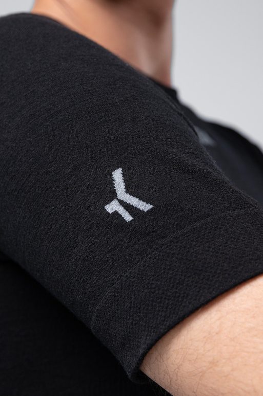 short-sleeve-baselayer-winter-merino-men-coal-timeless-04.jpg